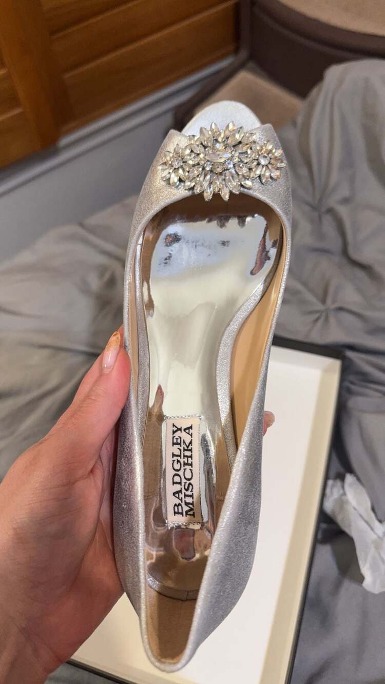 Badgley Mischka Silver Glitter Jeweled Peep Toe Pumps